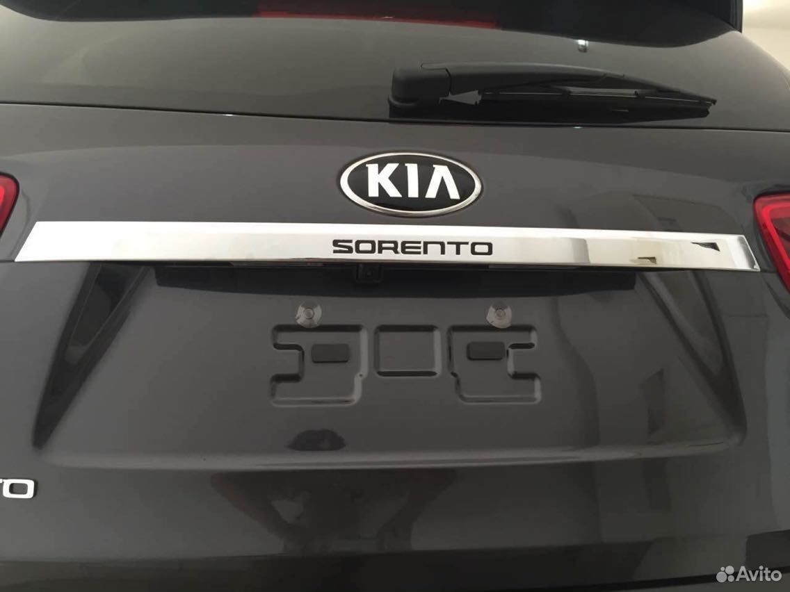 Молдинг на багажник (верхний) Kia Sorento III