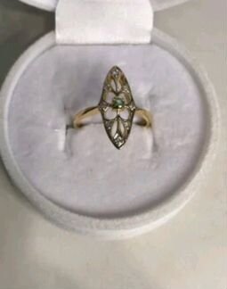 Золотое кольцо с бриллиантами и изумрудом 750 пр
