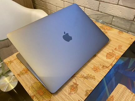 Продаю MacBook Pro 2018 256ssd i5 с тачбаром