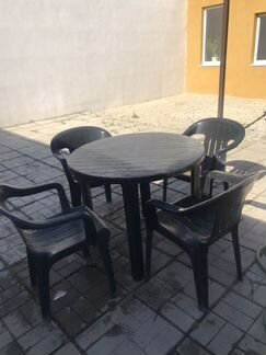 Стол и стулья пластиковые