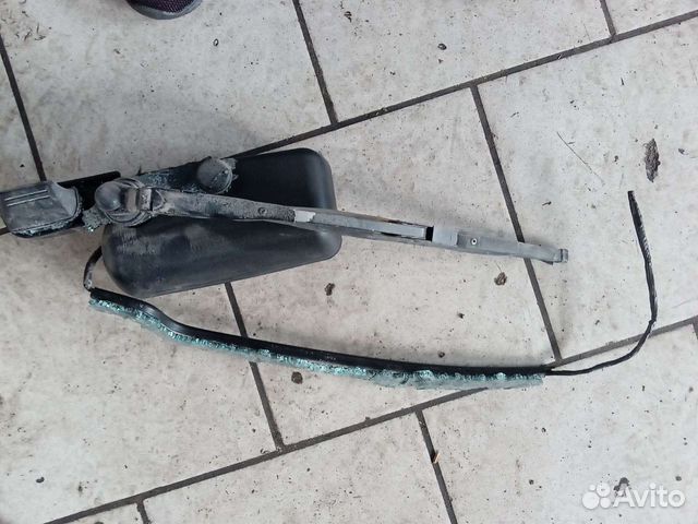 Дворник пятой двери Nissan Avenir