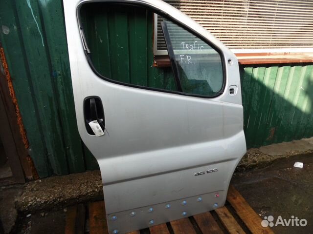 Дверь передняя правая Рено Трафик серебристая