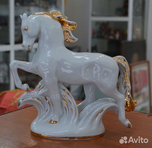 Фарфоровая статуэтка- конь златогривый. лфз