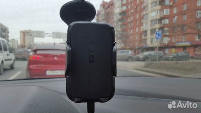 Автомобильный держатель с беспроводной зарядкой
