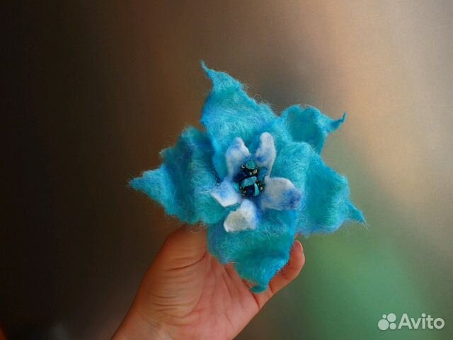 Валяный цветок с драгоценными камнями. Hand made