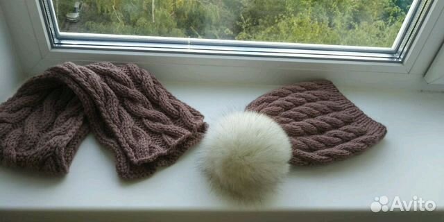 Мериносовая вязаная шапка с помпоном и шарф Мериносовая вязаная шапка с помпоном и шарф