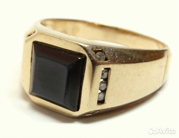 Золотое мужское кольцо с ониксом и бриллиантами