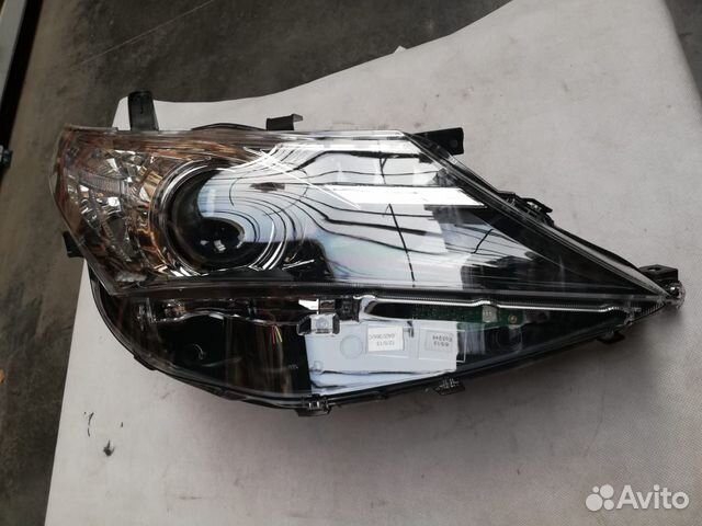 Фара правая Toyota Auris 8113002J70 Фара правая Toyota Auris 8113002J70