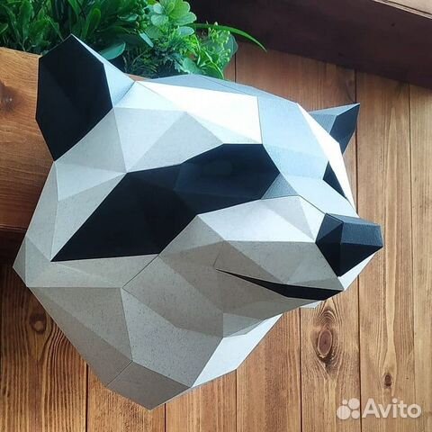 Полигональная фигура енот из дизайнерского картона