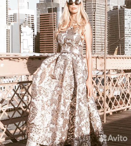 Золотое пышное платье в пол шлейфом как у звёзд S