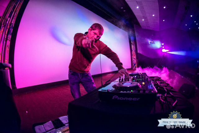 Диджей с оборудованием