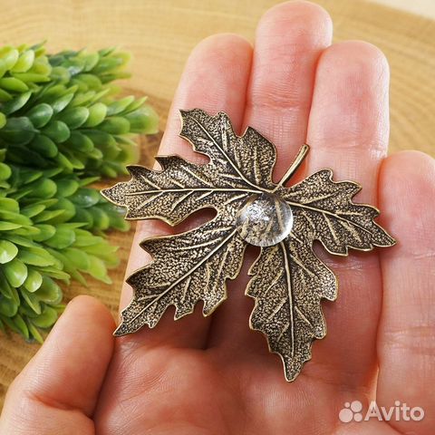 Брошь Кленовый лист с каплей, латунь Брошь Кленовый лист с каплей, латунь
