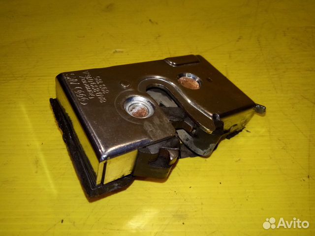 Замок двери Audi 80 B4 8a1837015a Замок двери Audi 80 B4 8a1837015a