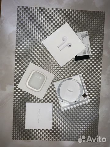 Беспроводные наушники AirPods