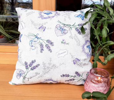 Интерьерная диванная подушка с лавандовым принтом