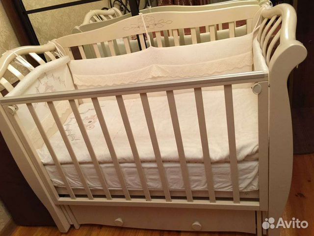 Детская кроватка с маятником и ящиком