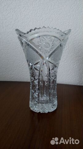 Красивая высокая хрустальная ваза для цветов