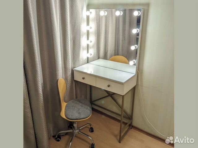 Стол с зеркалом с лампами