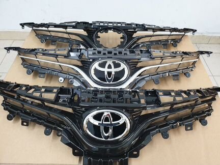 Решетка радиатора Toyota Camry V70
