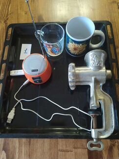 Коробкой посуда с лишними вещами