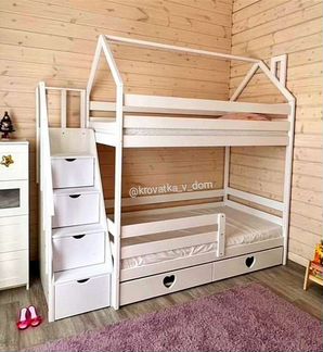 Кровать двухъярусная в наличии с лестницей комодом