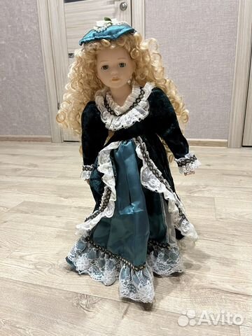 Кукла фарфоровая