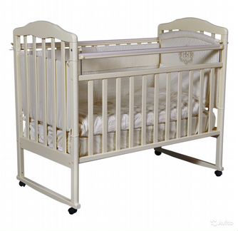 Детская кроватка из массива