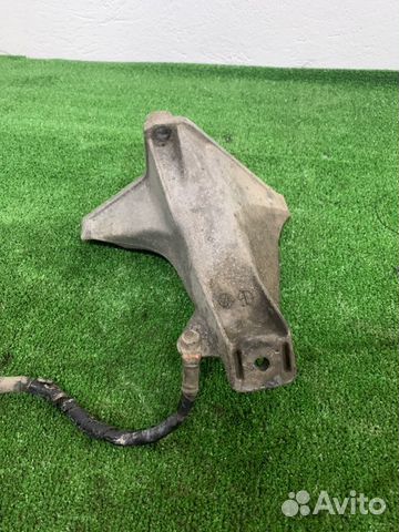 Лапа двигателя передняя правая Audi A4B5 avante