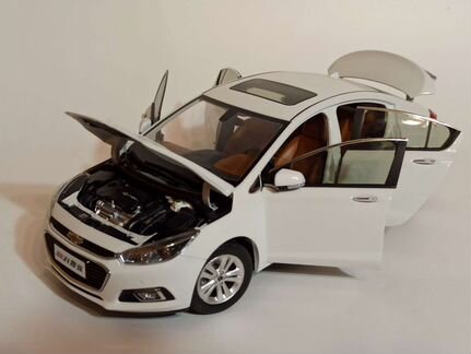 Chevrolet Cruze 2015 White 1:18 Paudi