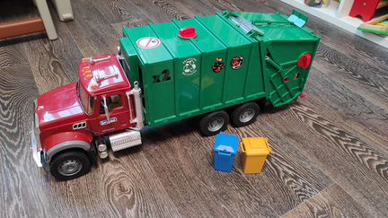 Мусоровоз Bruder mack 02-812