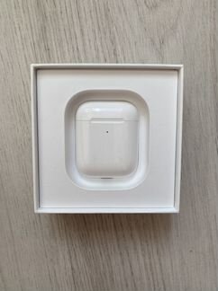 Наушники AirPods с беспроводным зарядным футляром