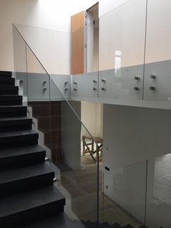 Монтаж стеклянных душевых