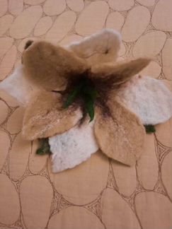 Брошь ручной работы из шерсти