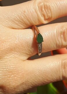 Золотое кольцо с бриллиантами и изумрудом