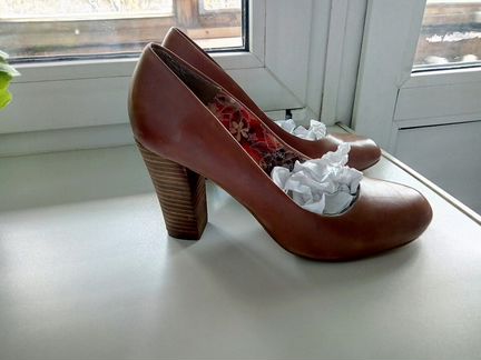 Кожаные туфли одеты раз