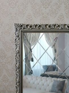 Большое зеркало в раме под серебро