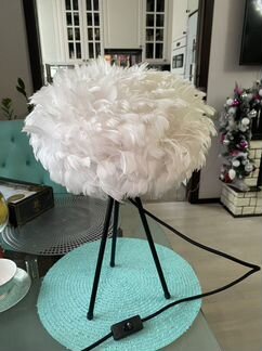 Лампа дизайнерская настольная с абажуром из перьев