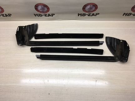 Уплотнитель нижний переднего стекла Mercedes W230