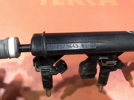 Топливная рампа с форсунками Пежо 308 1