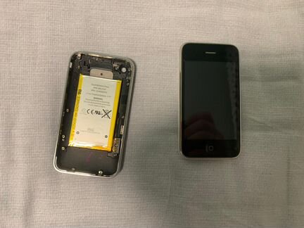 Телефон iPhone 3
