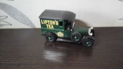 Старинные автомобили с рекламой