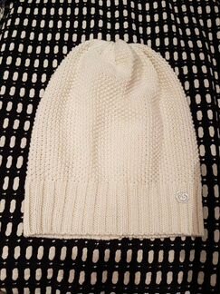 Базовая шапка молочного цвета