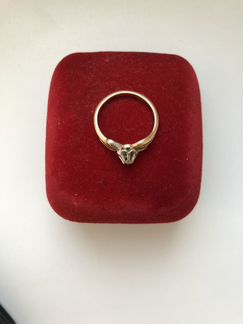 Золотое кольцо с бриллиантом