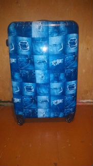 Чемодан на колесах пластиковый 90 литров