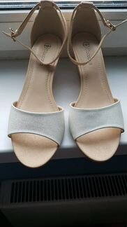 Босоножки женские на танкетке 39. Новые