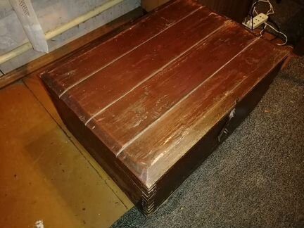 Сундук старинный прошлого века