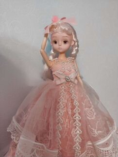 Красивая кукла