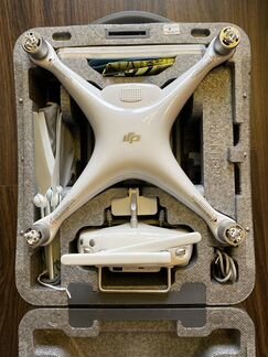 Квадрокоптер DJI Phantom 4