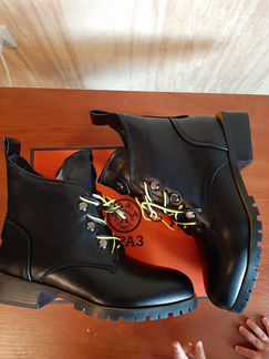 Ботинки с контрастными шнурками