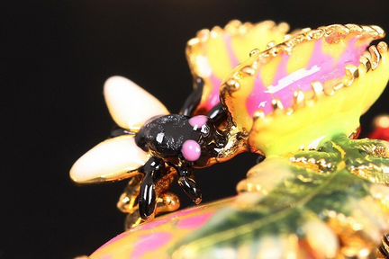 Кулон с цветами и мушкой Les Nereides Gucci